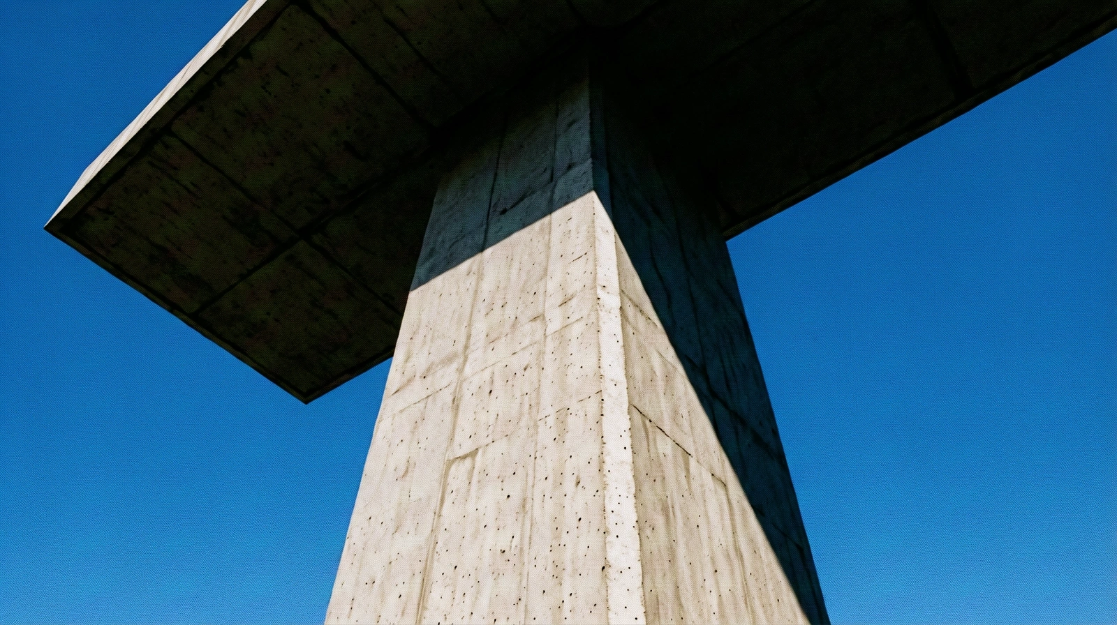 Geometrische Betonstruktur als Symbol für Stabilität